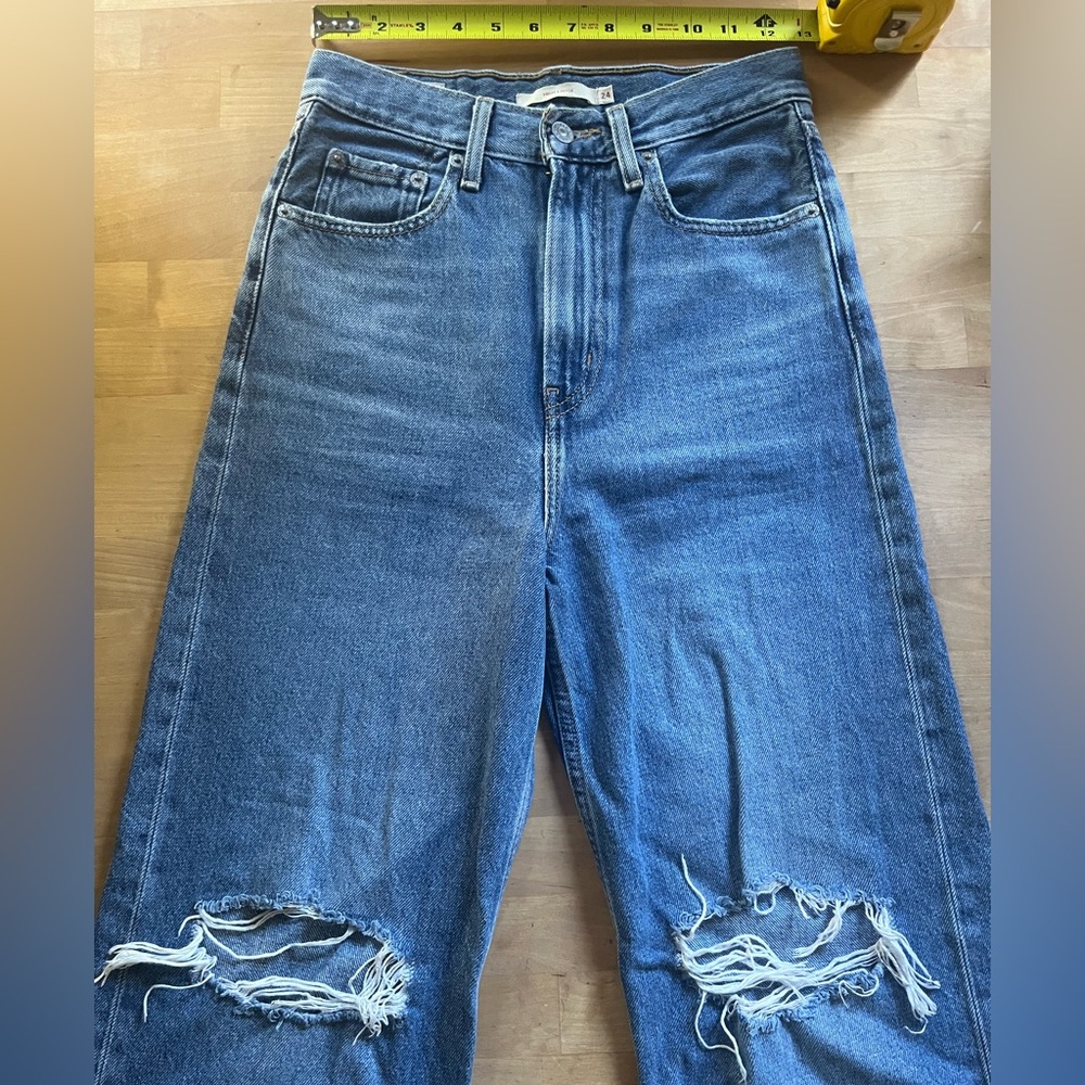 Levi’s High Loose Jeans with distressed knees